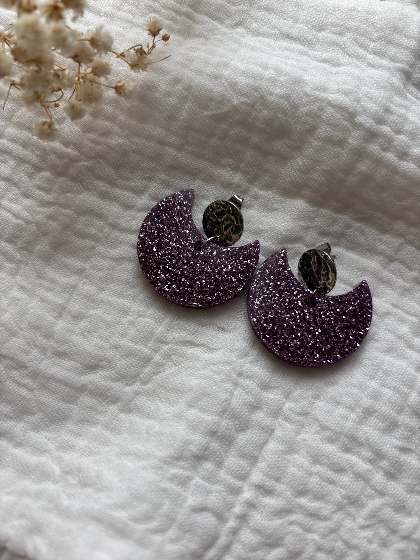 Boucles d’oreille demi-lunes violettes