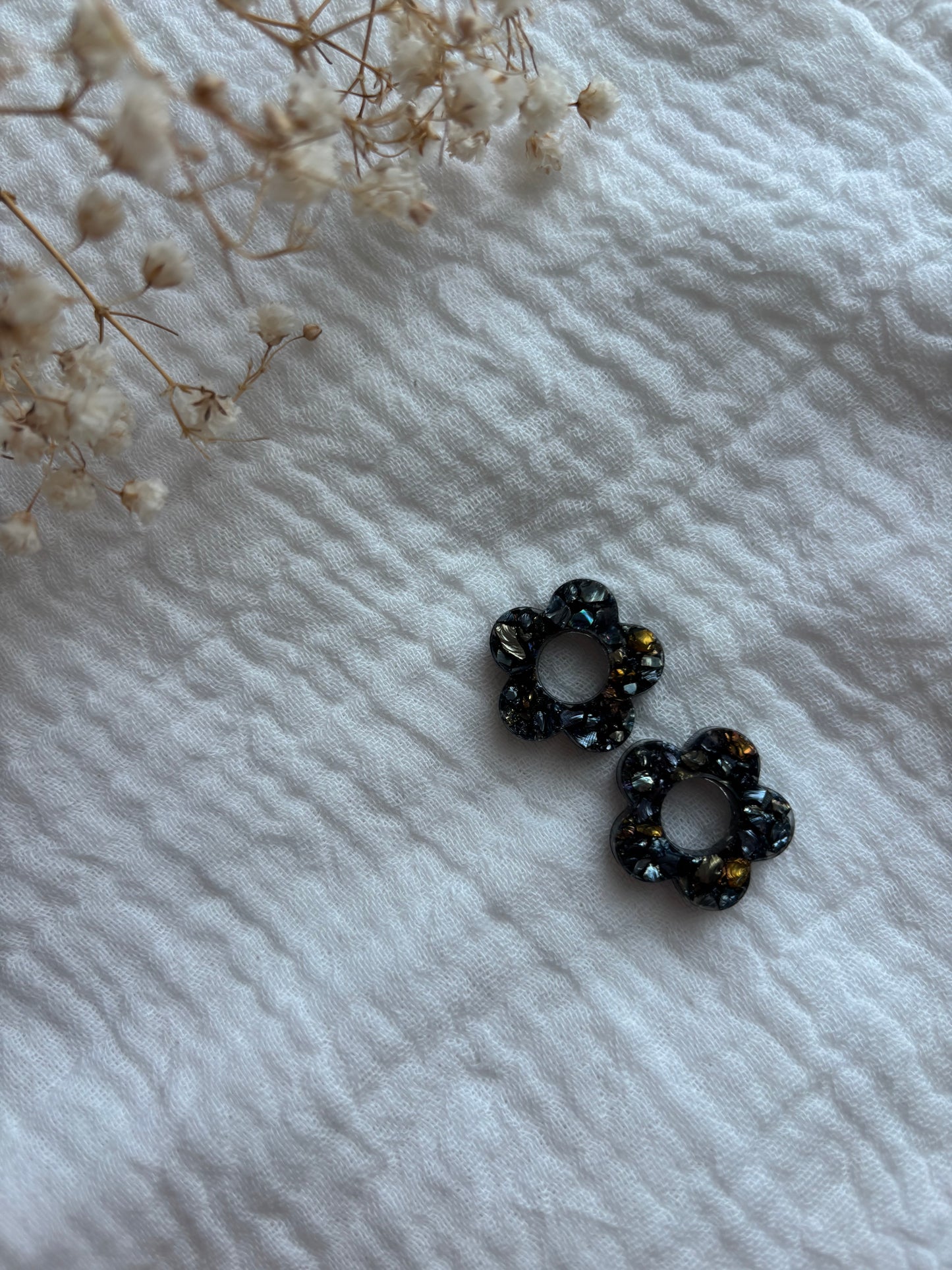 Pampilles pour créoles petites fleurs noires bleues dorés
