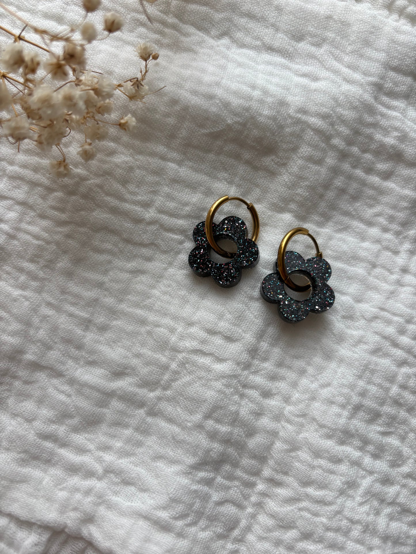 Créoles petites fleurs noires multicolores