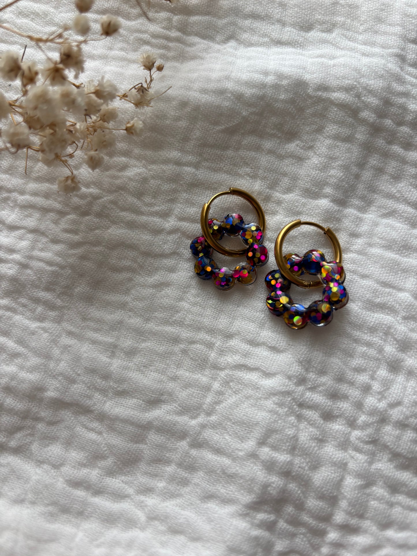 Créoles petites fleurs plates multicolores