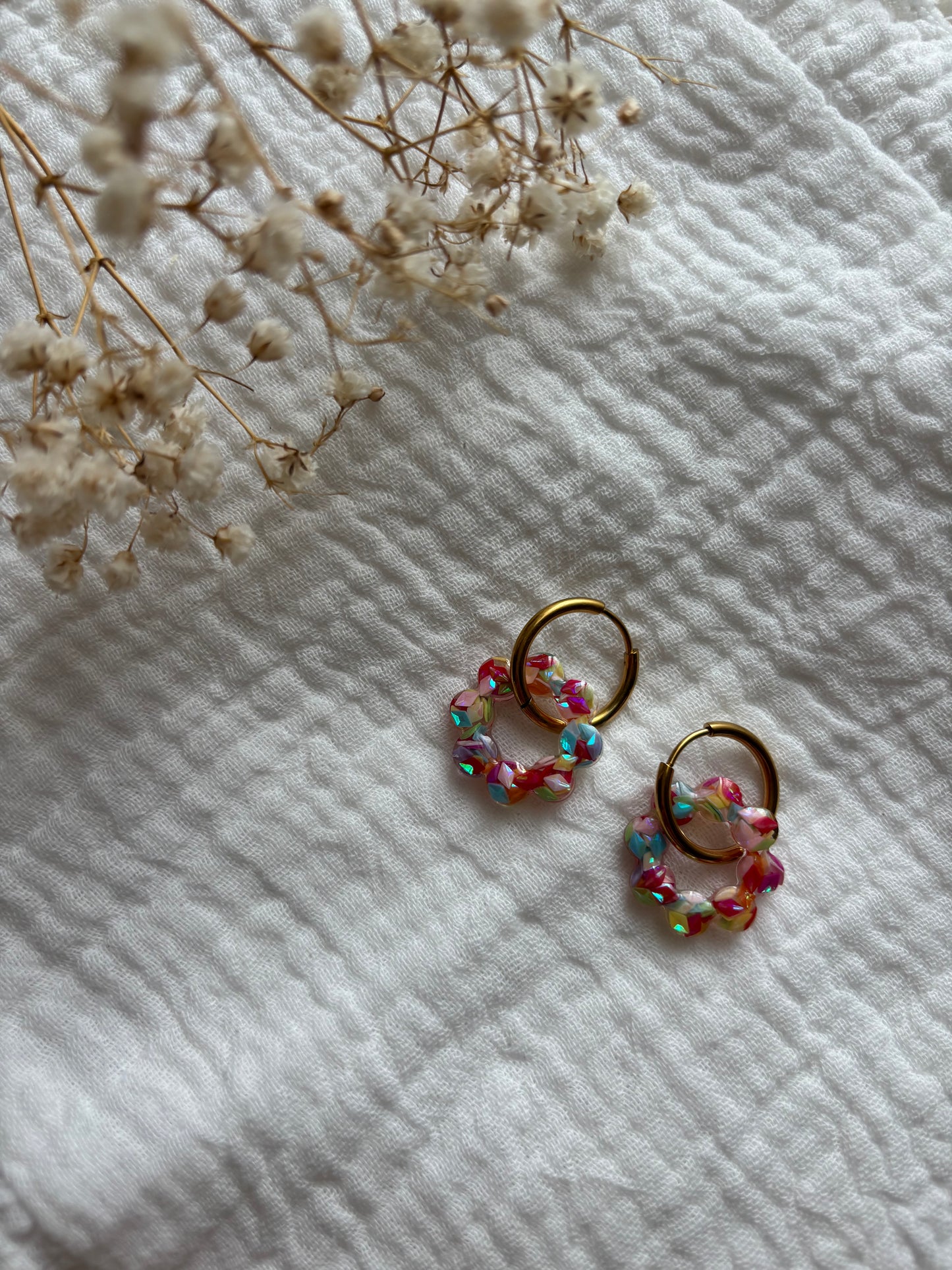 Créoles petites fleurs plates multicolores