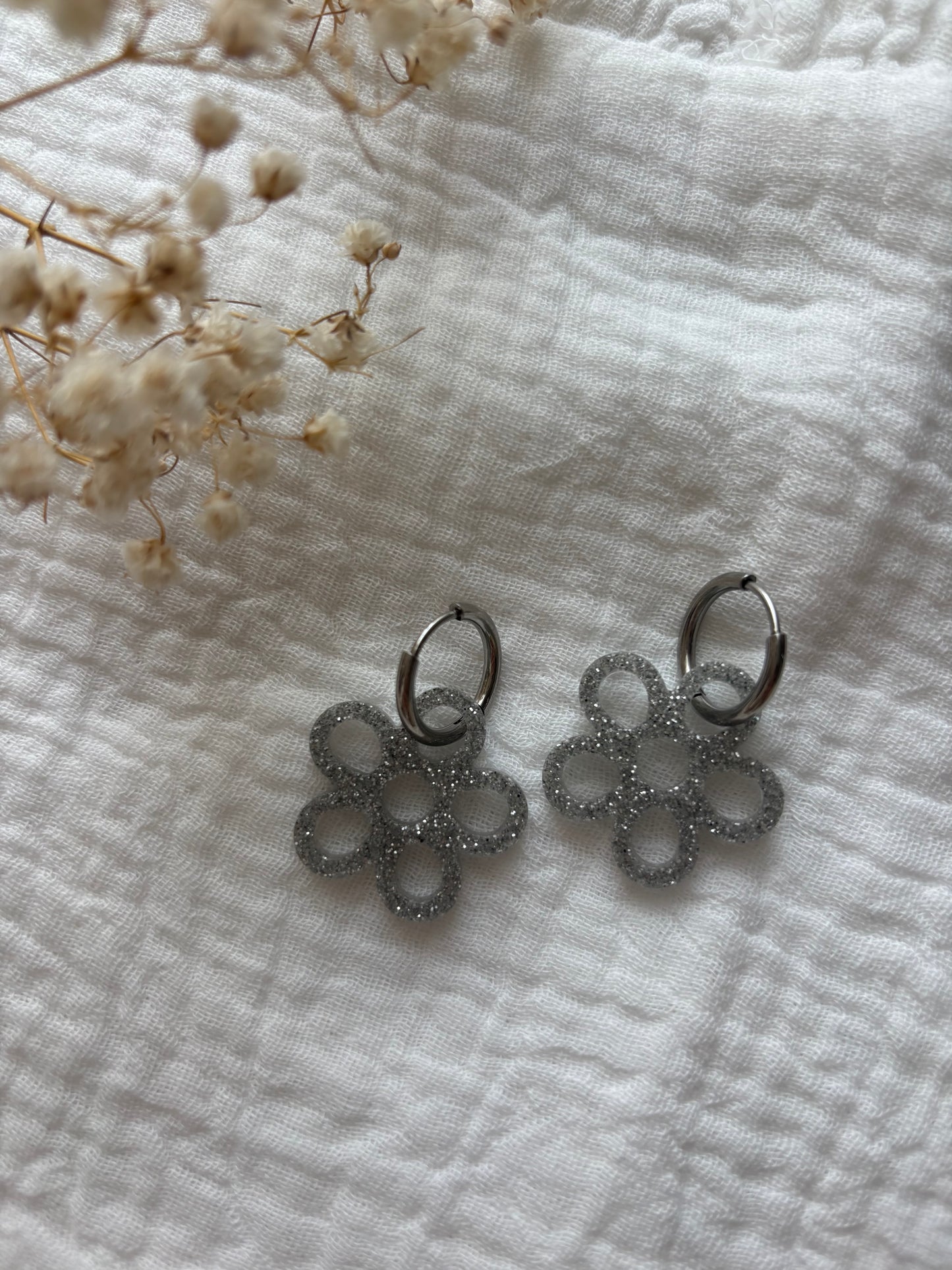 Créoles avec fleurs ajourées grises argentées