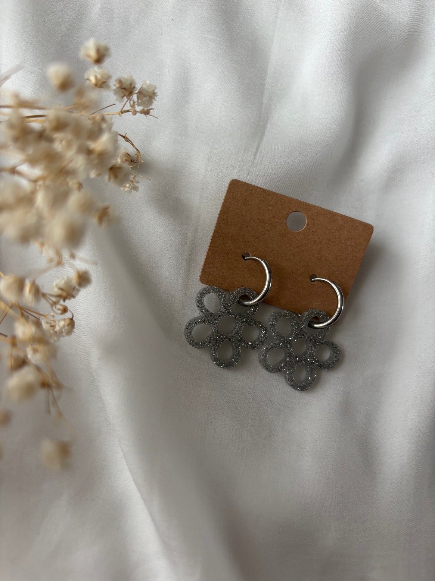 Créoles fleurs argentées