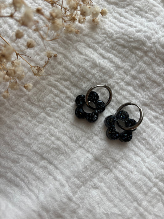 Créoles petites fleurs noires argentées