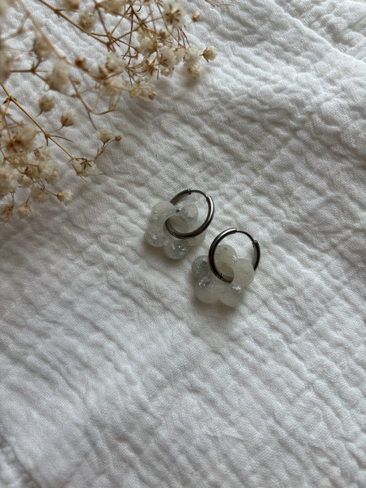 Créoles petites fleurs blanches feuilles argentées