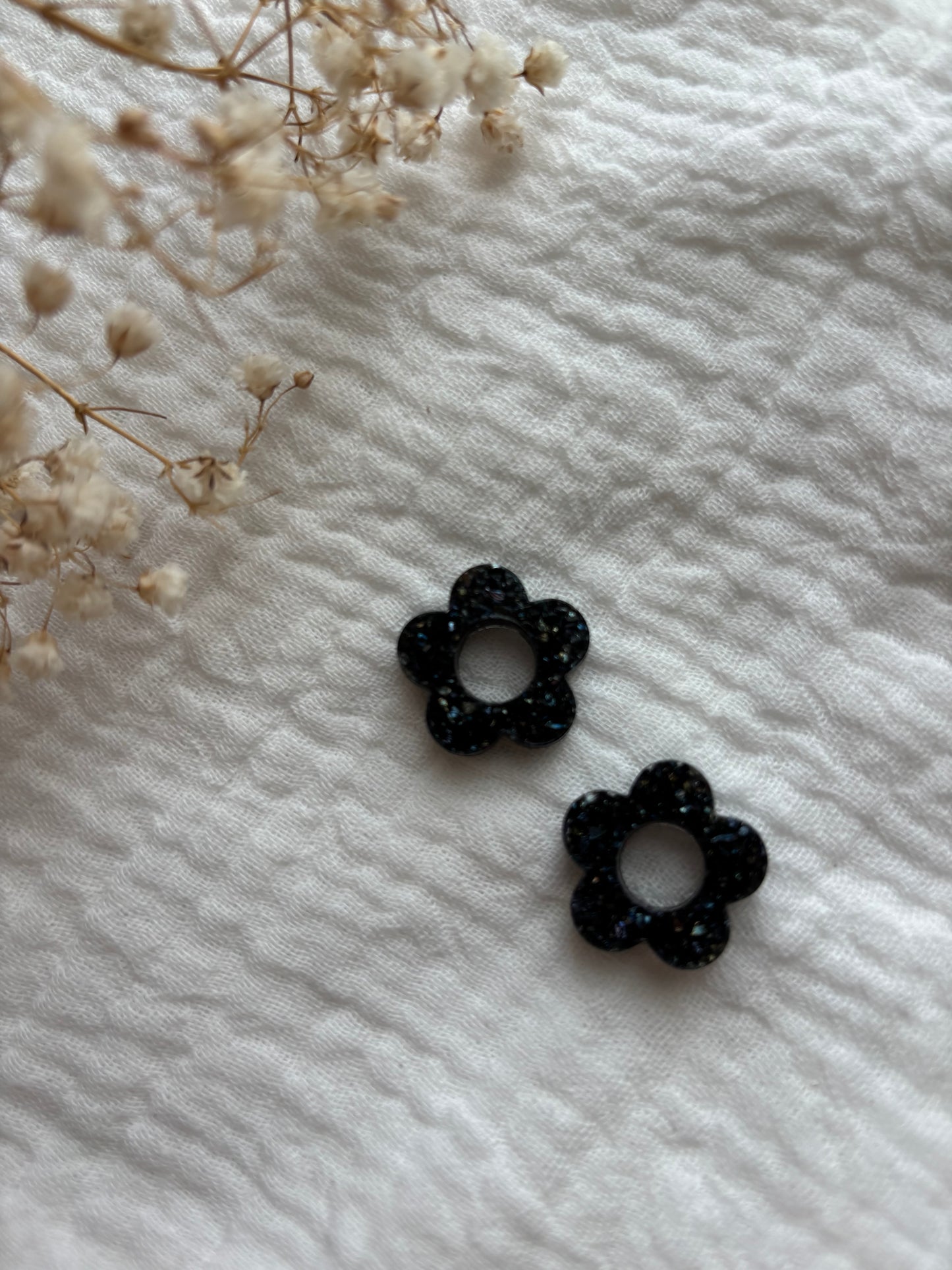 Pampilles pour créoles petites fleurs noires