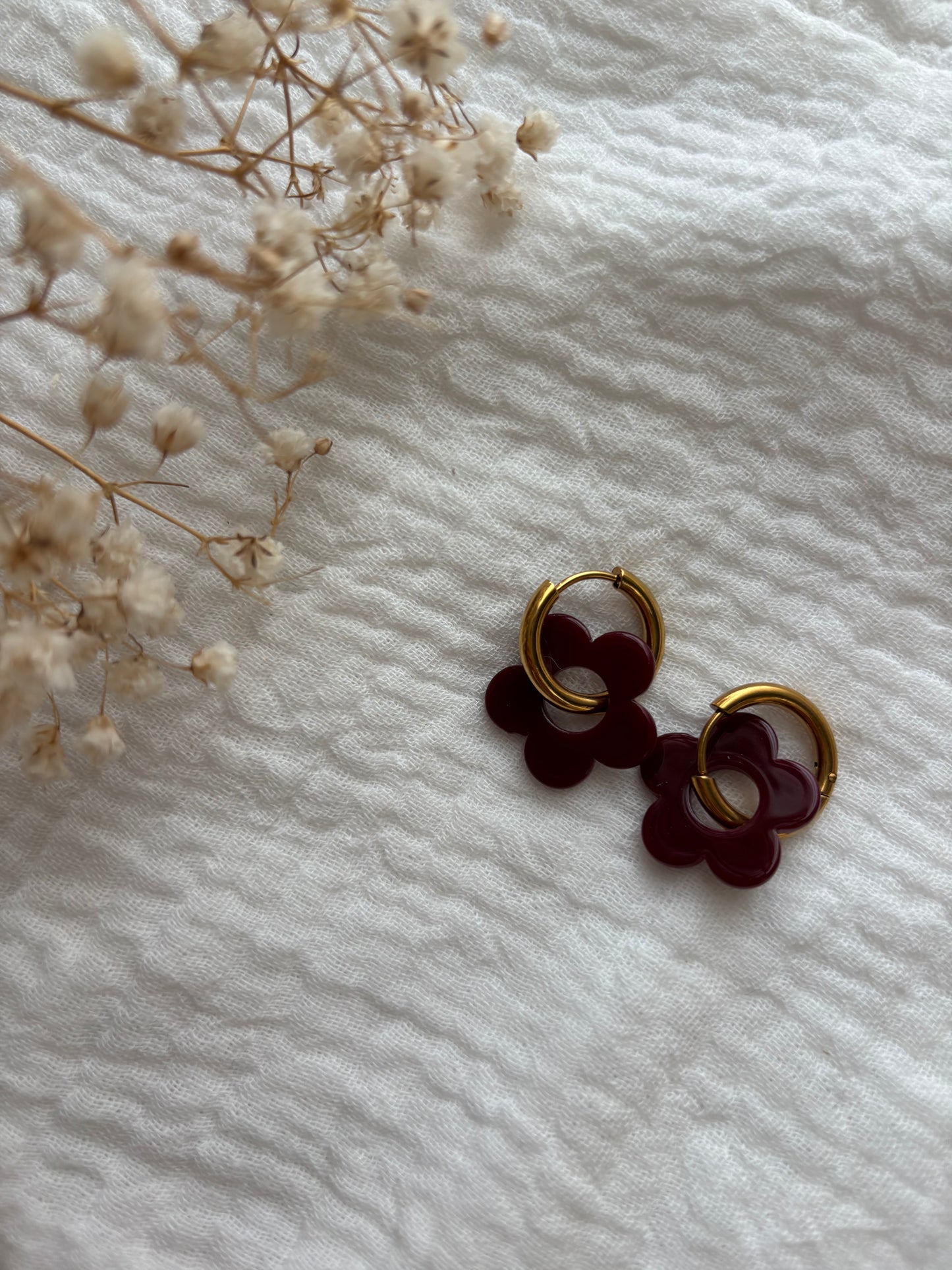 Créoles petites fleurs prunes