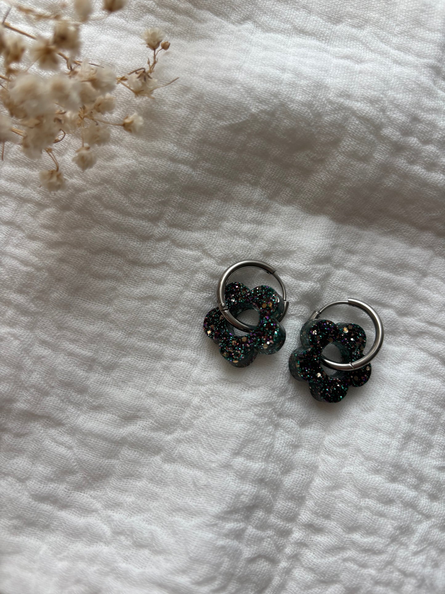 Créoles petites fleurs noires multicolores argentées