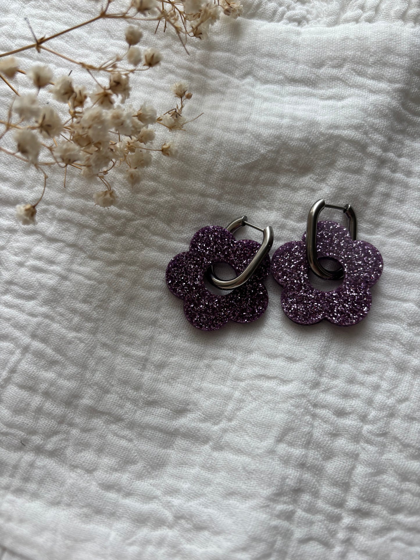 Créoles grandes fleurs violettes argentées