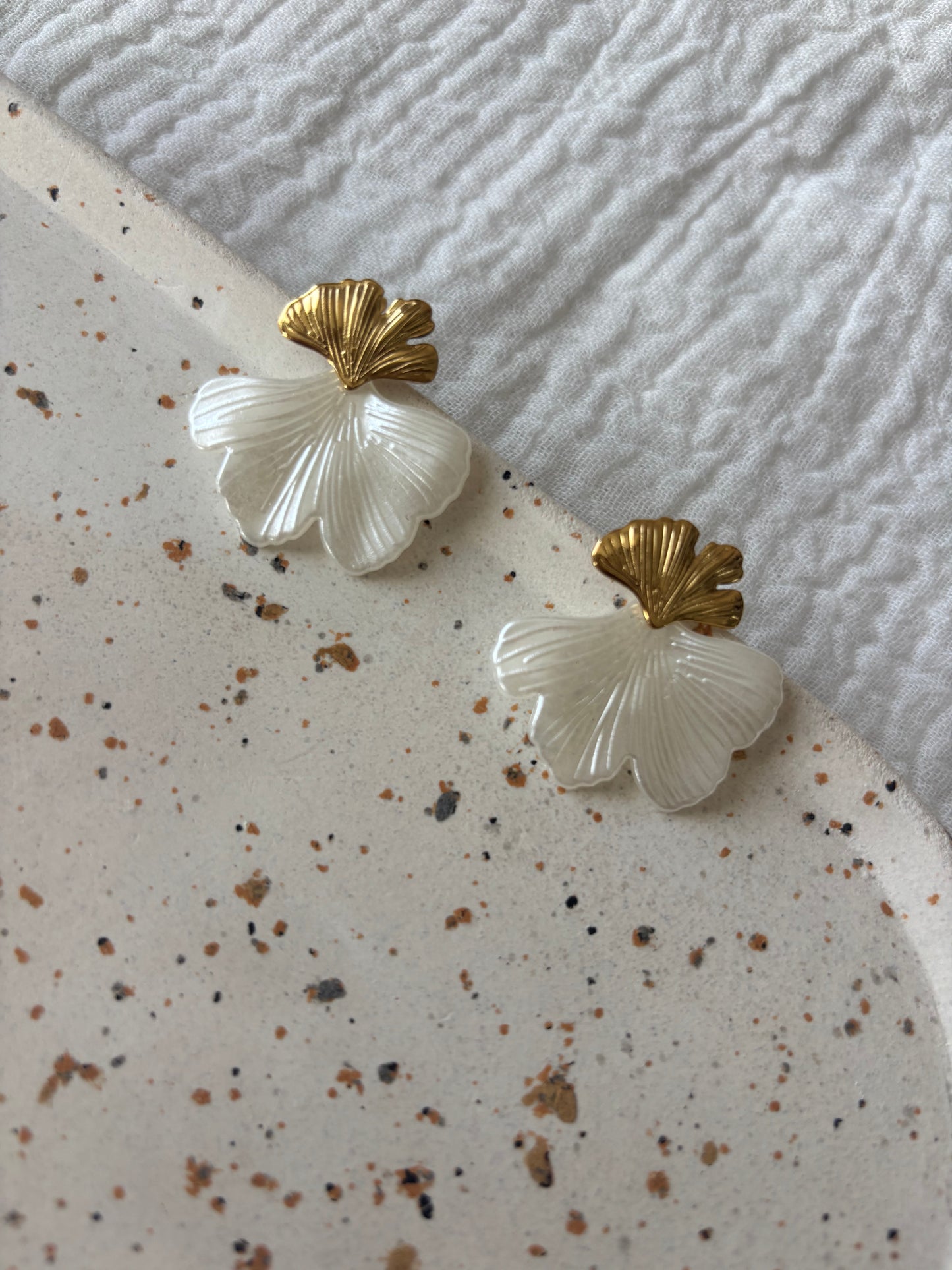 Boucles d'oreilles petites feuilles de ginkgo blanches