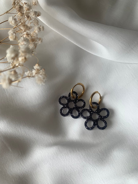 Boucles d'oreilles fleurs ajourées noires